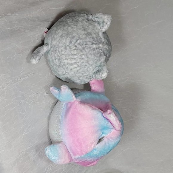 ❤️ 8" Squishable Gray Cat with Rainbow Shark - Picture 7 of 8